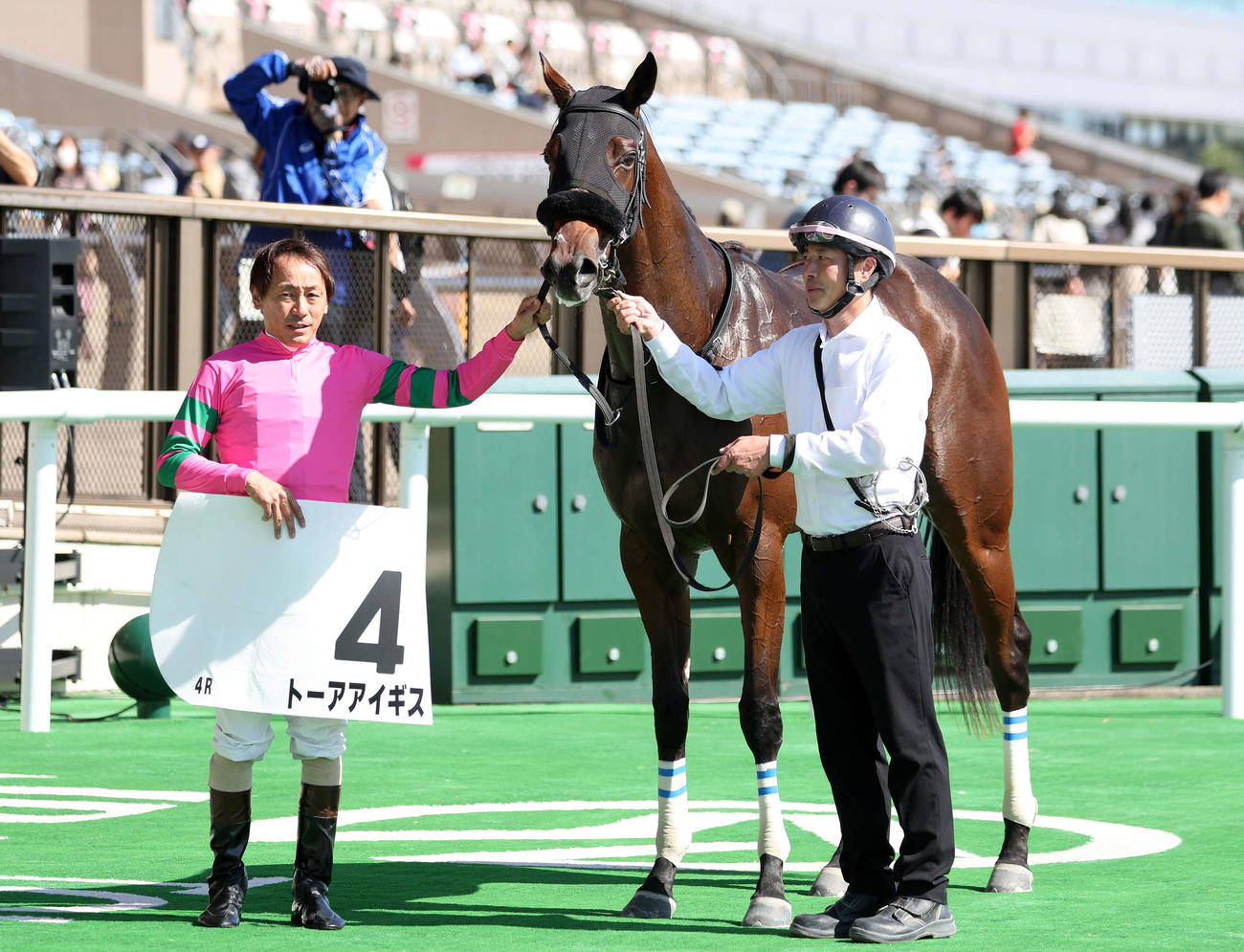 東京4R新馬戦を制したトーアアイギスと勝浦正樹騎手（左）（撮影・鈴木正人）