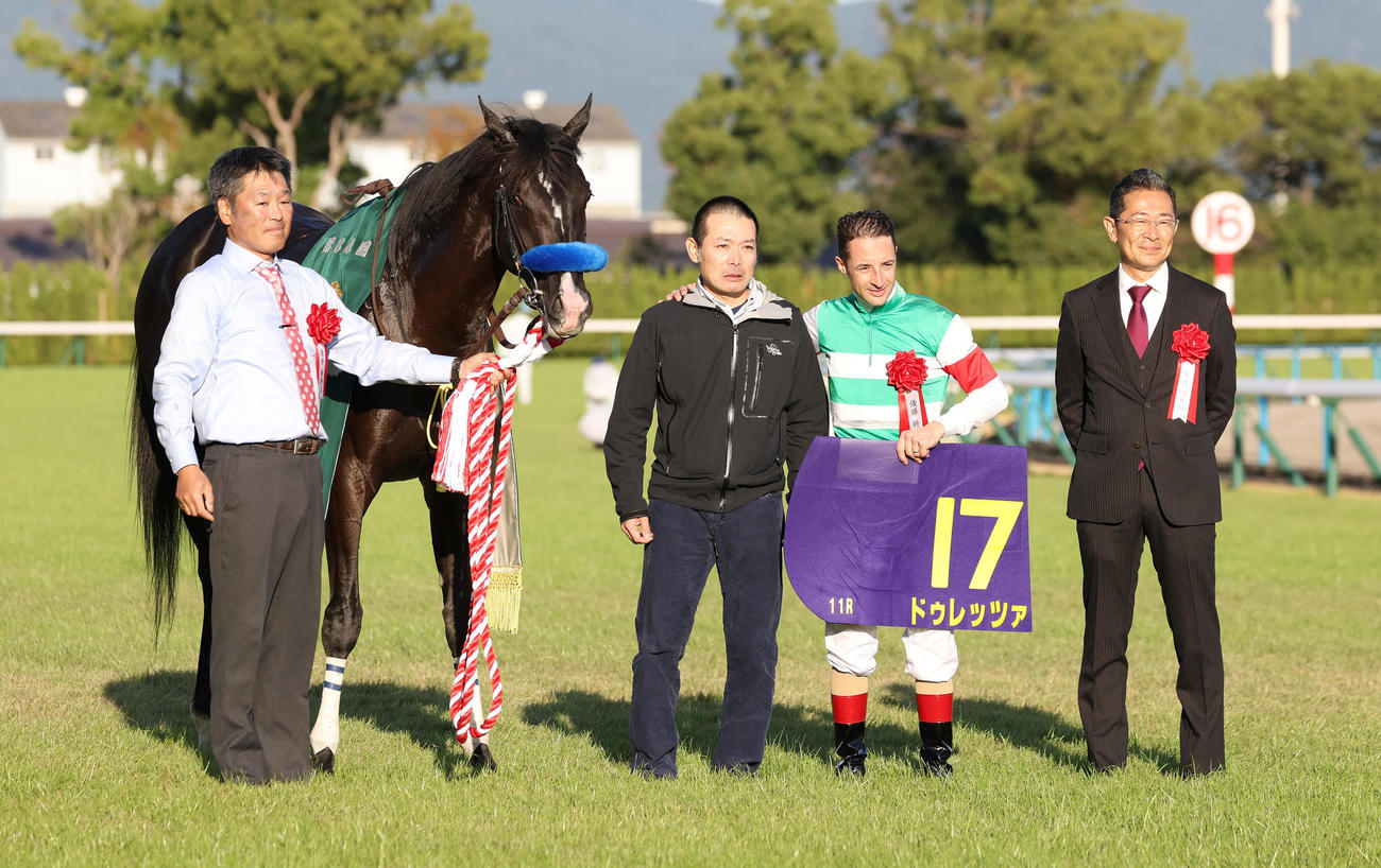 ドゥレッツァで菊花賞を制し口取りに並ぶルメール騎手（右から2人目）と尾関師（右）（撮影・白石智彦）