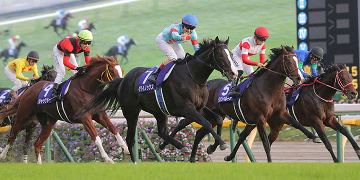 逃げたパンサラッサ（右端）をゴール手前でとらえて天皇賞・秋を制したイクイノックスとルメール騎手（中央）＝2022年10月30日、東京競馬場
