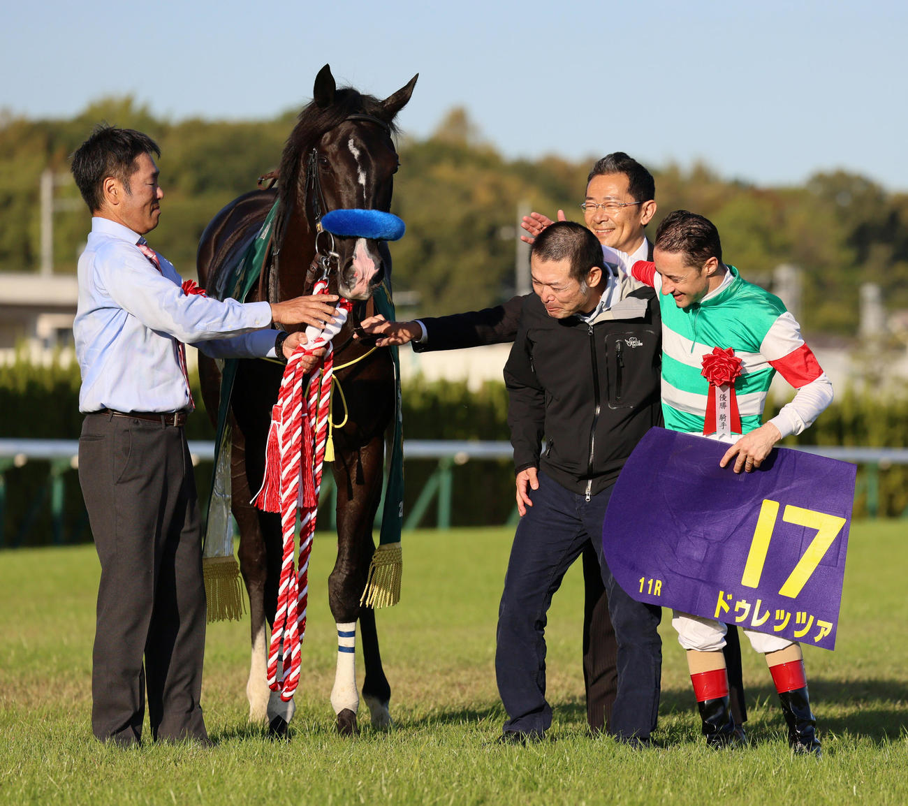 京都11R、菊花賞を制したドゥレッツァとC・ルメール騎手（右）が関係者と喜び合う（撮影・清水貴仁）