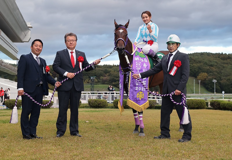 OROターフスプリントをマッドシェリーで制した神尾香澄騎手は馬上で左拳を握る（岩手県競馬組合提供）