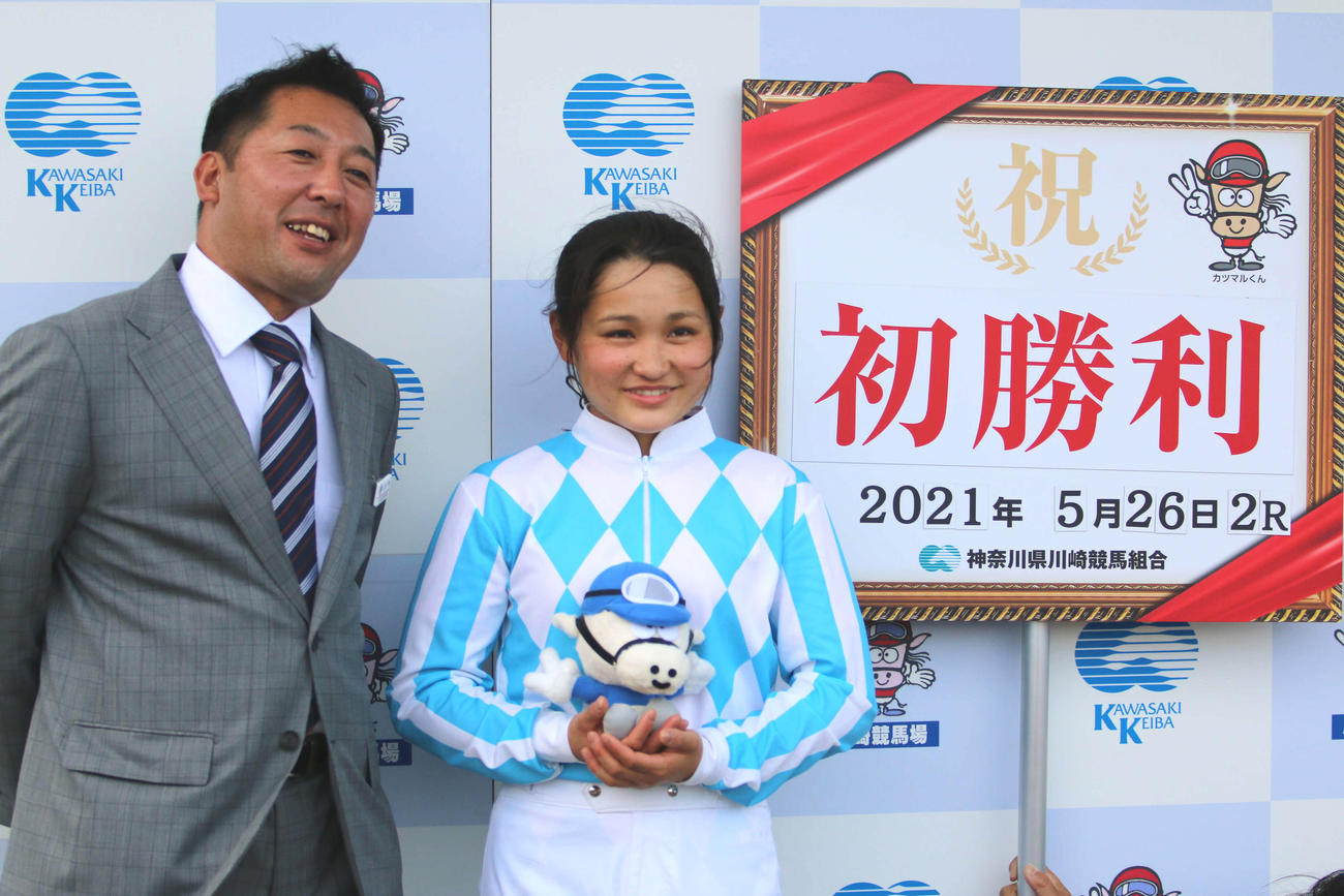 21年5月、川崎2Rをマッドシェリーで勝ち、初勝利を挙げた神尾香澄騎手（右）と山田質調教師