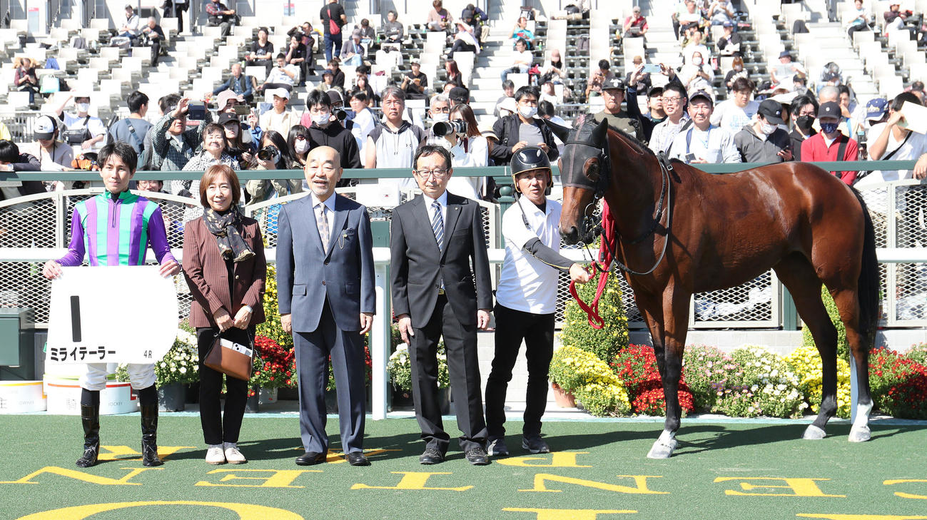 京都4R、新馬戦を制したミライテーラーと口取りに並ぶ中井騎手（左）（撮影・白石智彦）