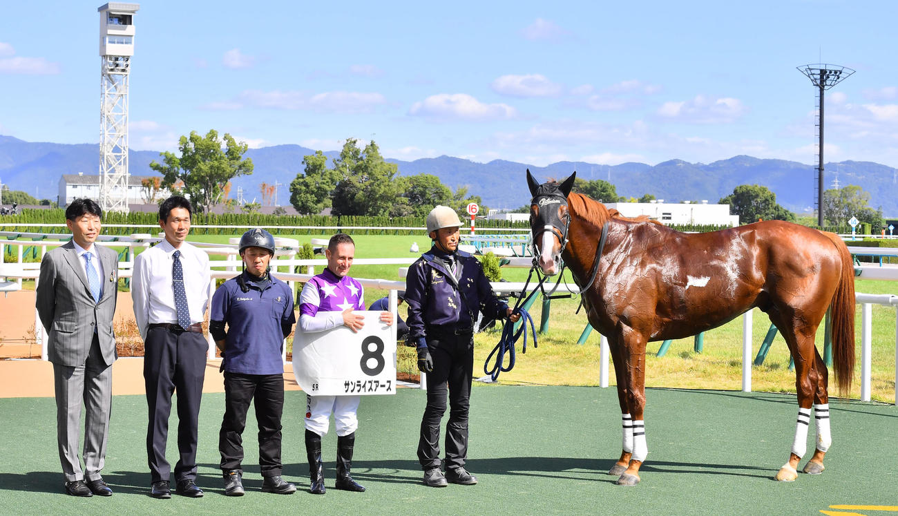 直線で抜け出し新馬戦を制したサンライズアースとミルコ・デムーロ騎手（左から4人目）（撮影・清水貴仁）