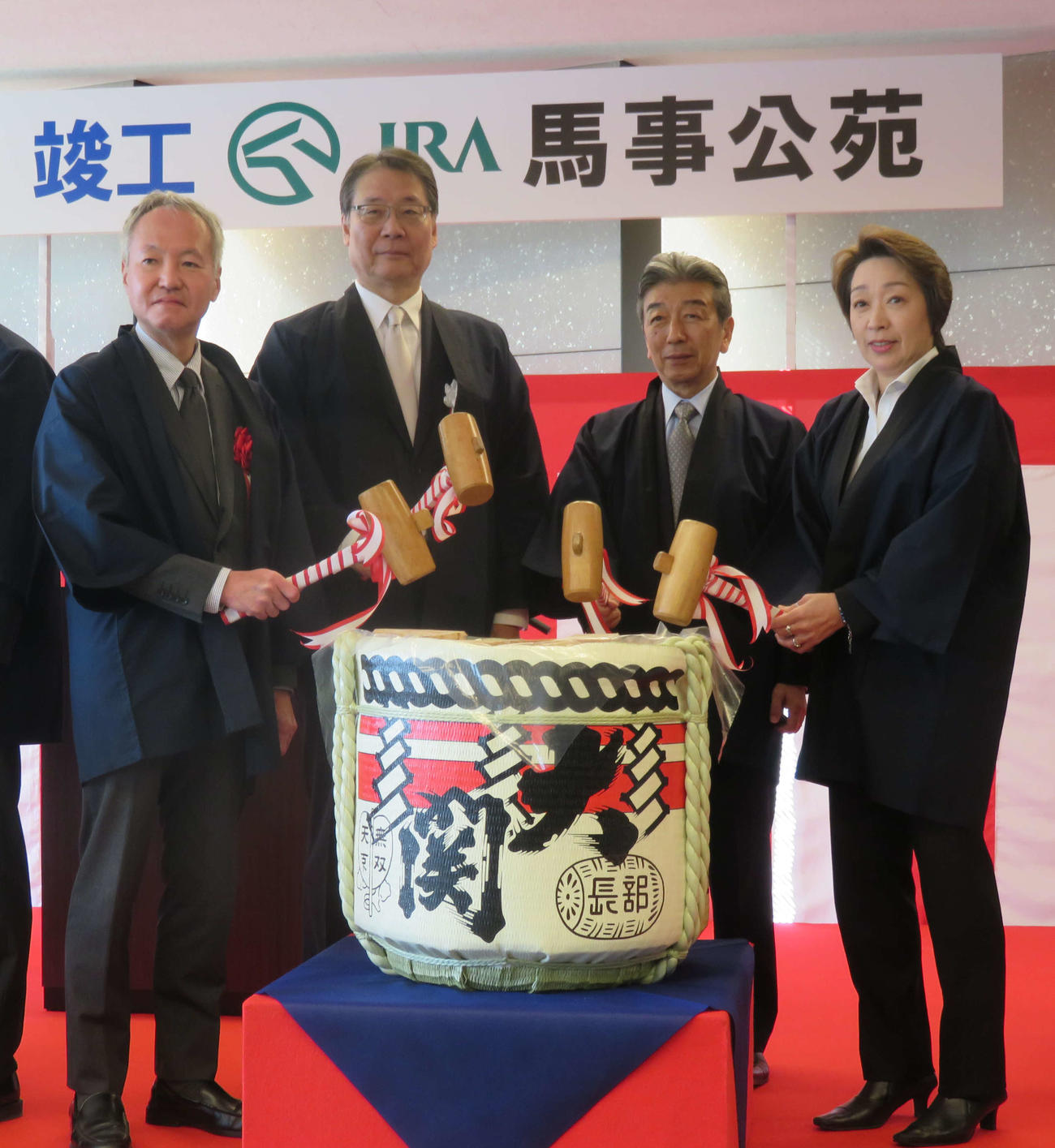 左から渡辺農林水産省畜産局局長、吉田JRA理事長、山西JRA経営委員会委員長、橋本聖子参議院議員