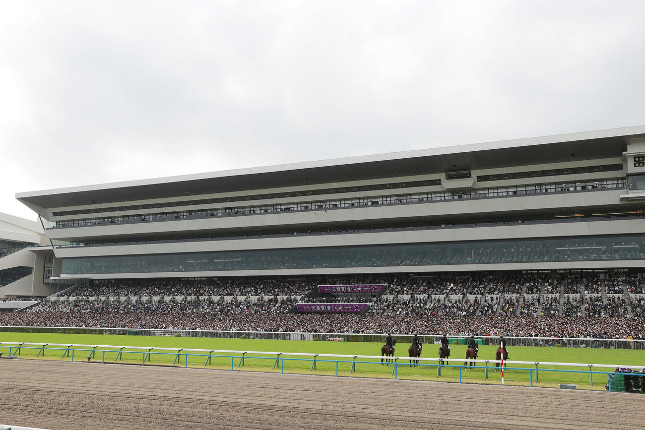 京都競馬場のスタンド（2023年4月30日撮影）