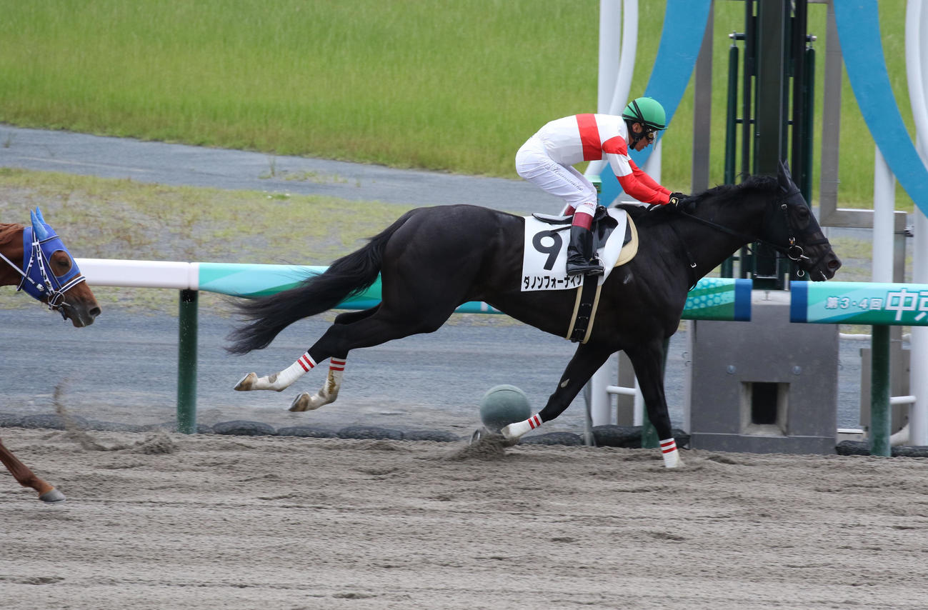 22年5月15日　中京2Rを制し初勝利挙げたダノンフォーナイン