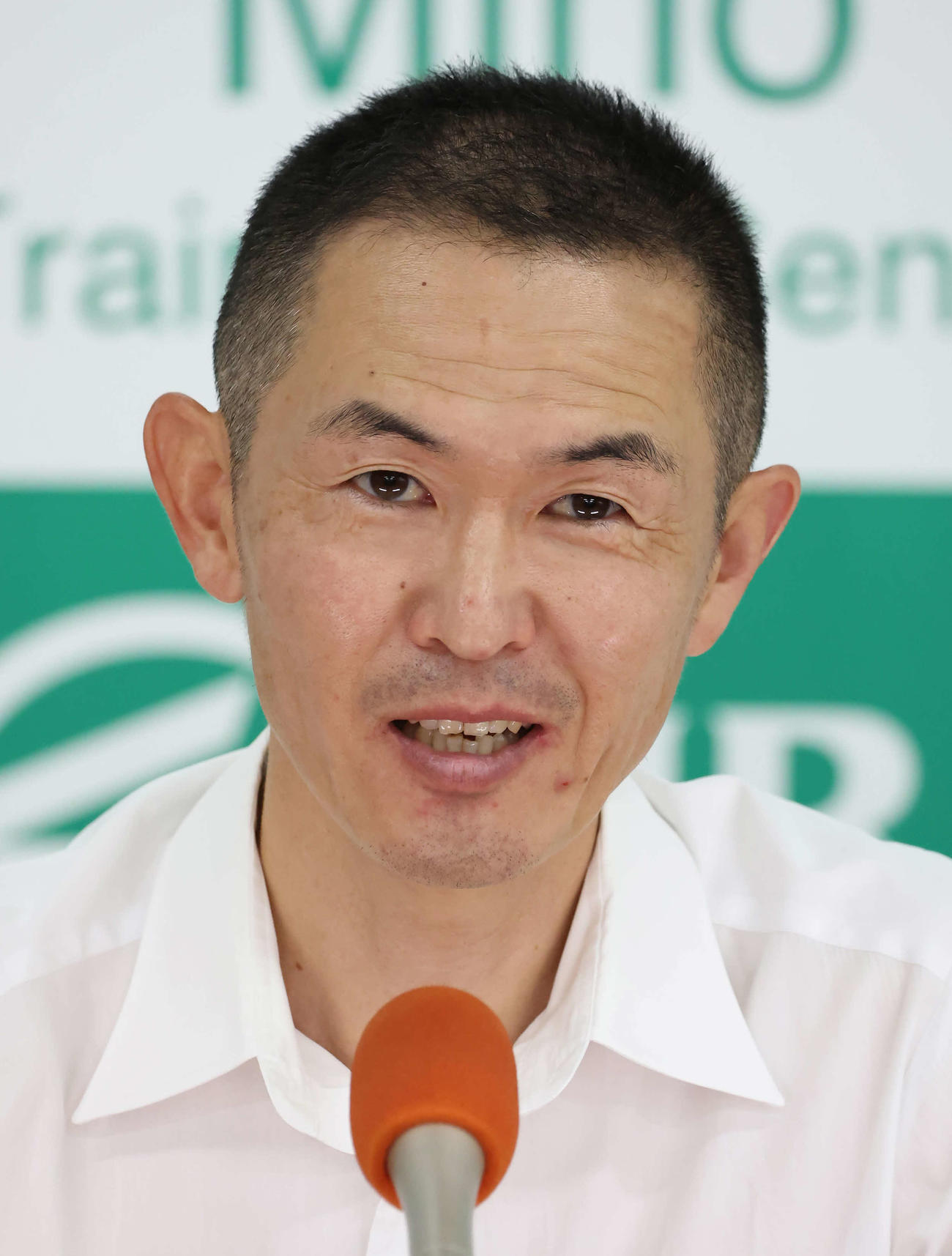 イクイノックスの最終追い切りを終えて記者会見する木村師（撮影・丹羽敏通）