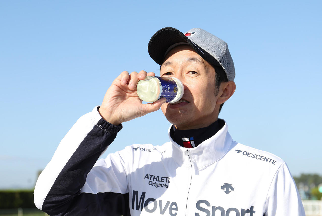 ウオッカがデザインされたワンカップを飲むポーズの武豊騎手