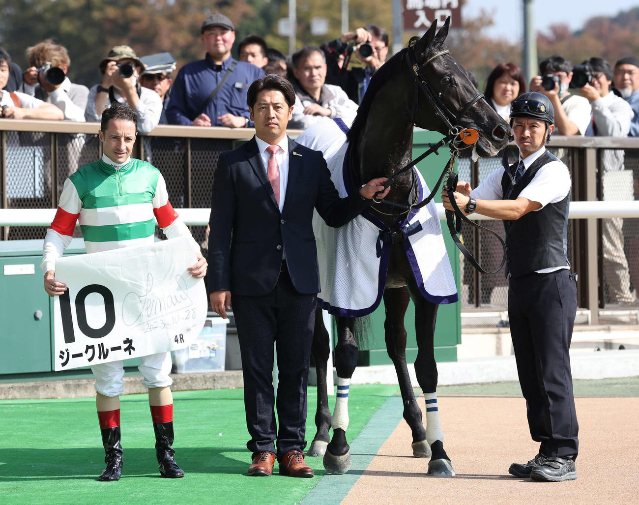 東京4R新馬戦を制したジークルーネの口取りをするルメール騎手と栗田師（撮影・丹羽敏通）