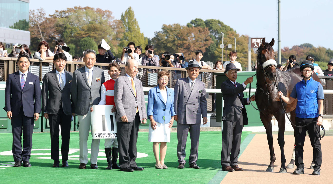 東京5R新馬戦を制したショウナンラピダスの口取りをする戸崎騎手と国枝師（撮影・丹羽敏通）