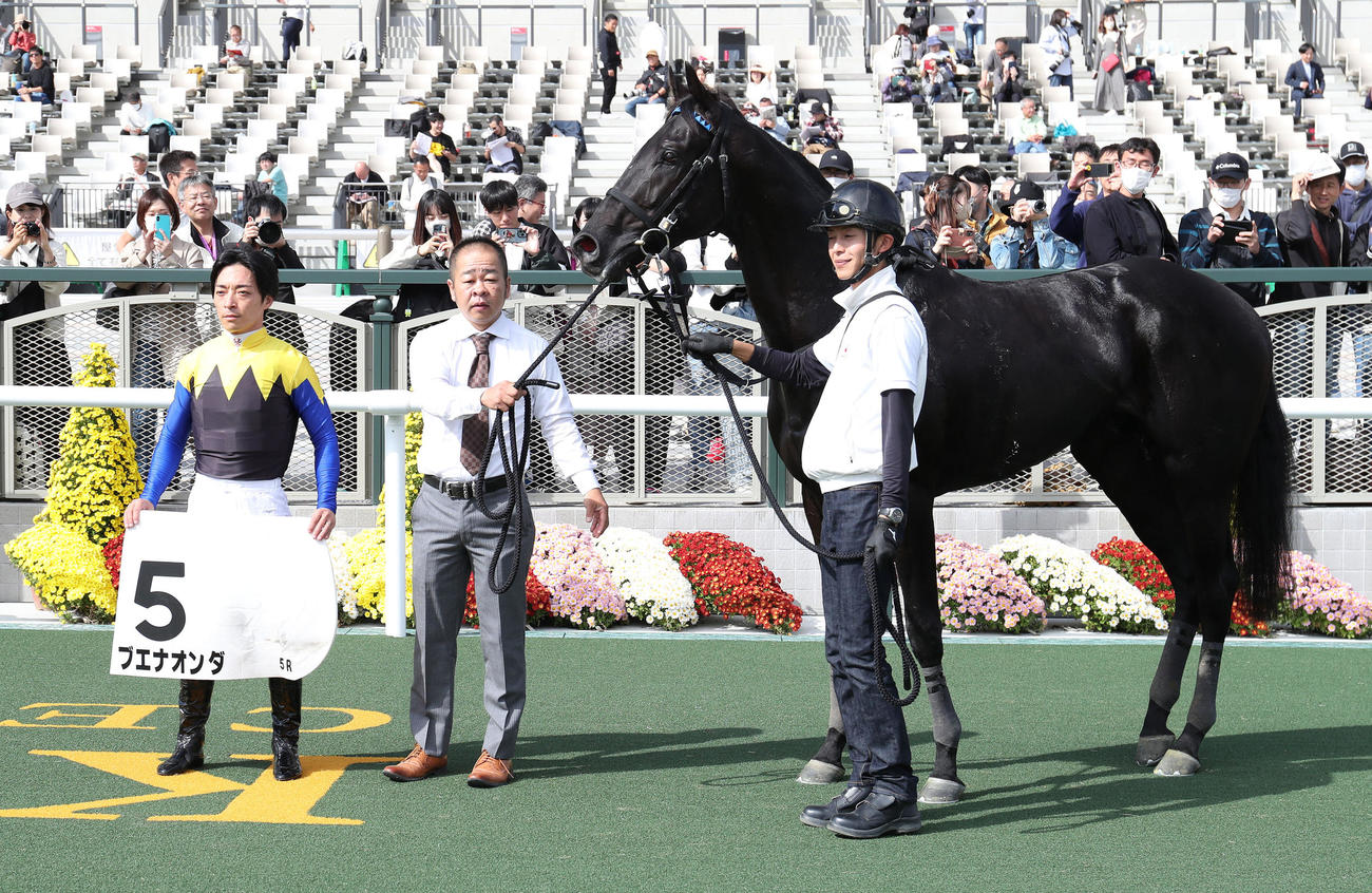京都5R、直線抜け出して新馬戦を制したブエナオンダと口取りに並ぶ川田騎手（左）（撮影・白石智彦）