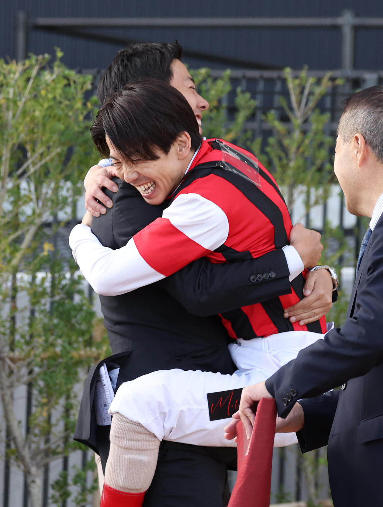 京都11R、ウイングレイテストでスワンSを制し関係者に抱きつく松岡騎手（右）（撮影・白石智彦）