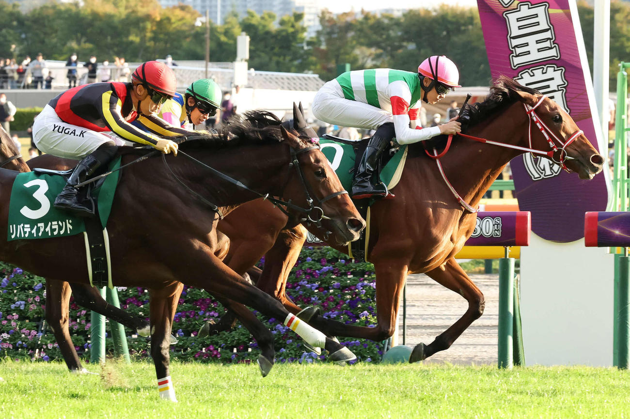 昨年アルテミスSでラヴェル（右）に敗れたリバティアイランド