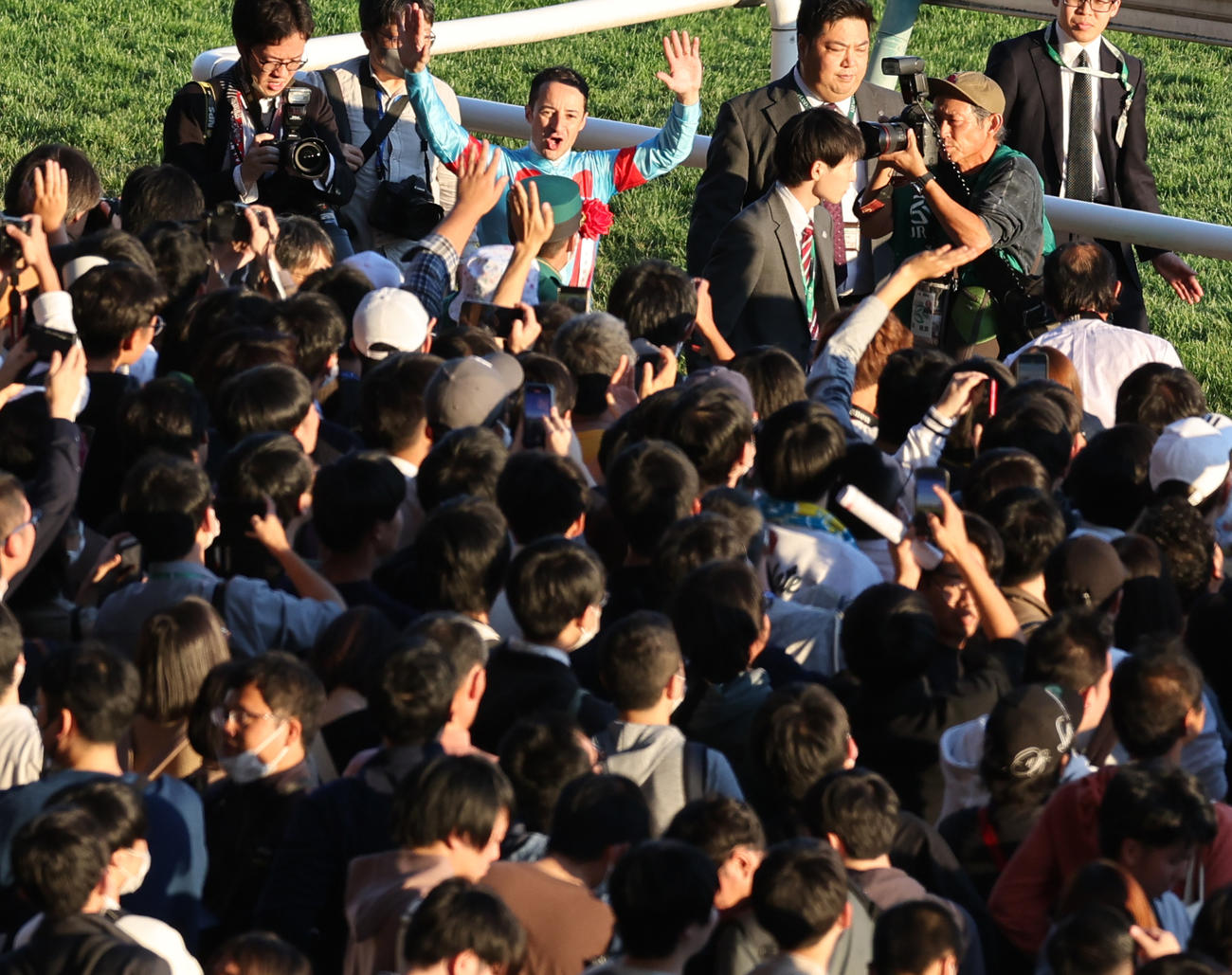 天皇賞を制したイクイノックスのルメール騎手は、観客の祝福に応える（撮影・野上伸悟）