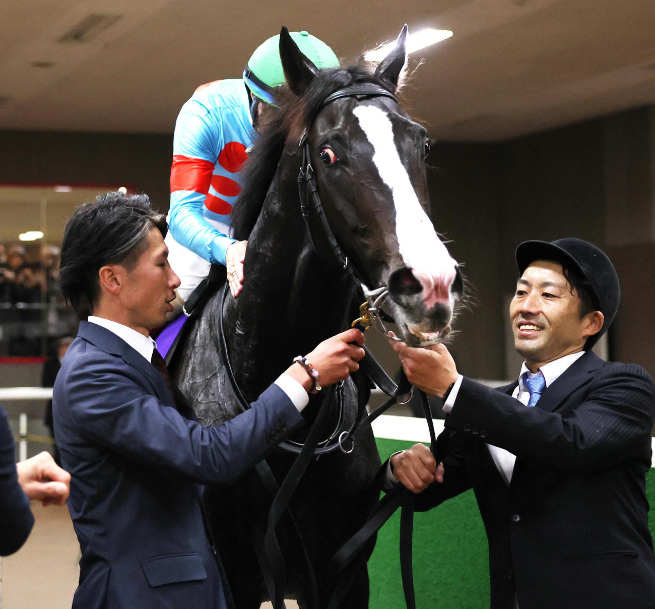 天皇賞を制しイクイノックスをねぎらうルメール騎手（撮影・野上伸悟）
