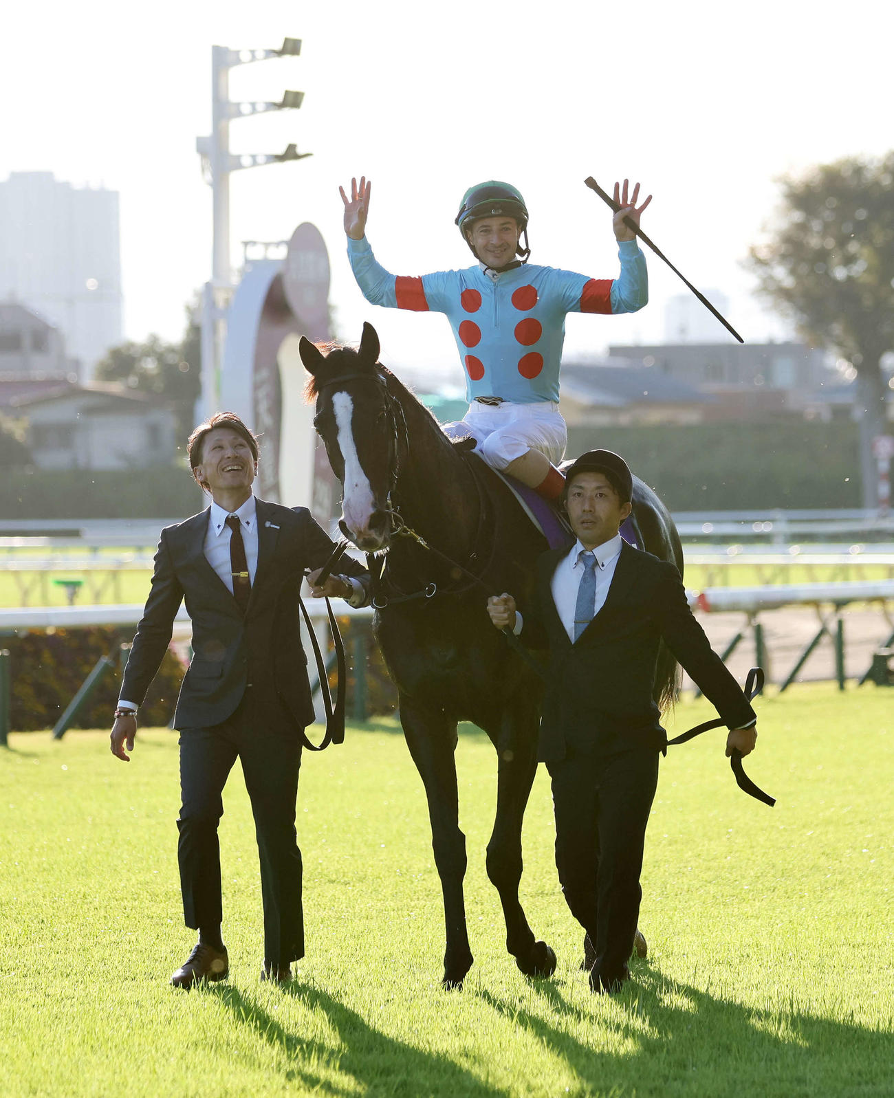 天皇賞・秋を制したイクイノックスとファンに手を振るC・ルメール騎手（撮影・鈴木正人）