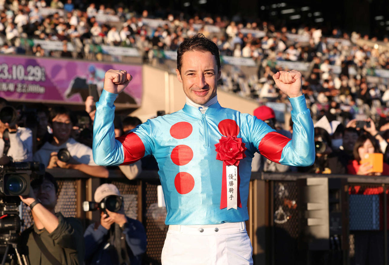 優勝インタビューを終えてカメラに向かってポーズを決めるルメール騎手（撮影・丹羽敏通）