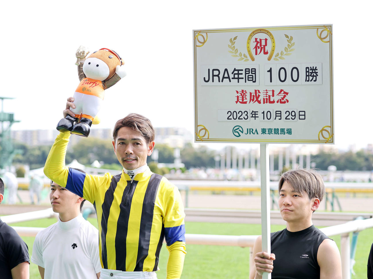 JRA年間100勝を達成した戸崎圭太騎手（撮影・鈴木正人）