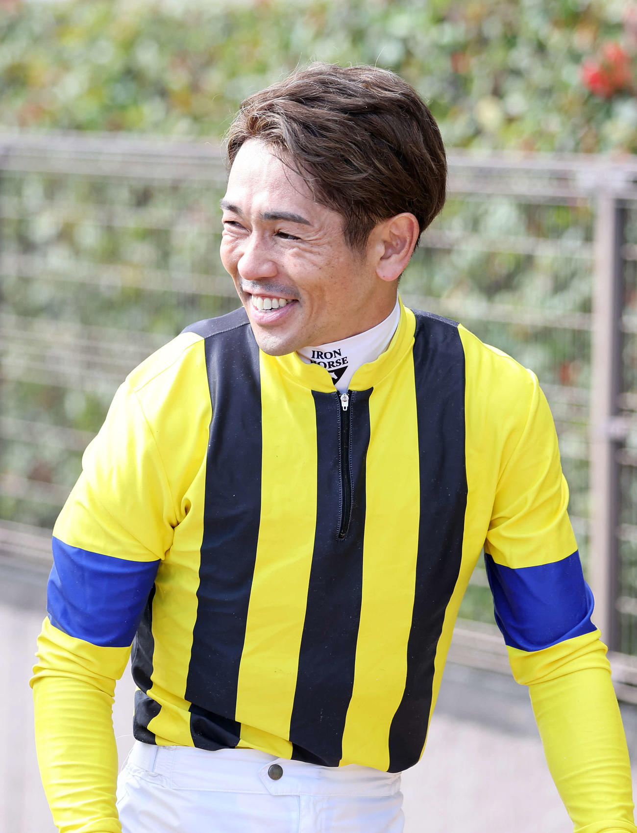 JRA年間100勝を達成し笑顔を見せる戸崎圭太騎手（撮影・鈴木正人）