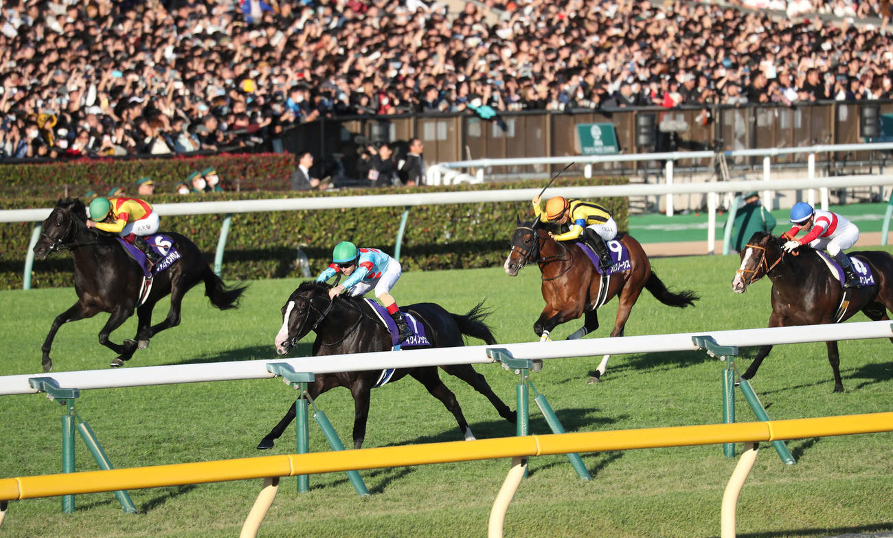レコードで天皇賞・秋を連覇したイクイノックス。左から2着ジャスティンパレス、1頭おいて3着プログノーシス、4着ダノンベルーガ