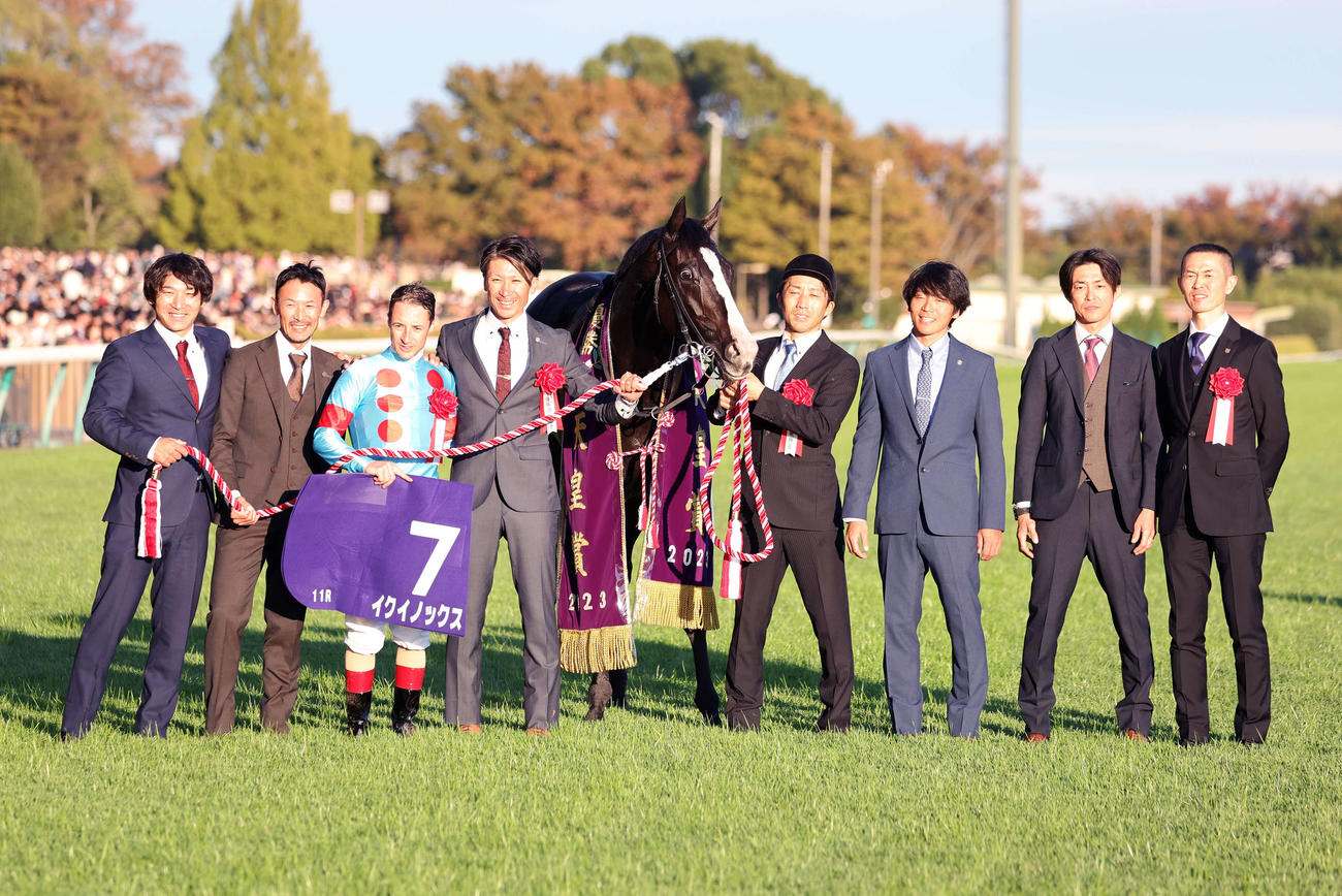 天皇賞・秋を制したイクイノックスとC・ルメール騎手（撮影・鈴木正人）