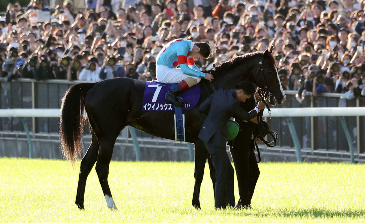 天皇賞・秋を制したイクイノックスのルメール騎手は、天皇皇后両陛下に頭を下げる（撮影・鈴木正人）