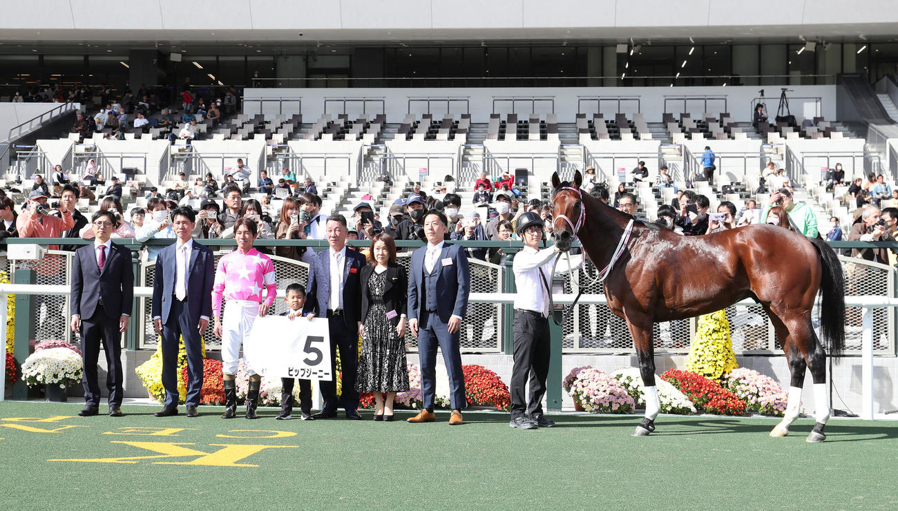京都6R、新馬戦を勝利したビップジーニーと口取りに並ぶ和田竜騎手（左から3人目）（撮影・白石智彦）
