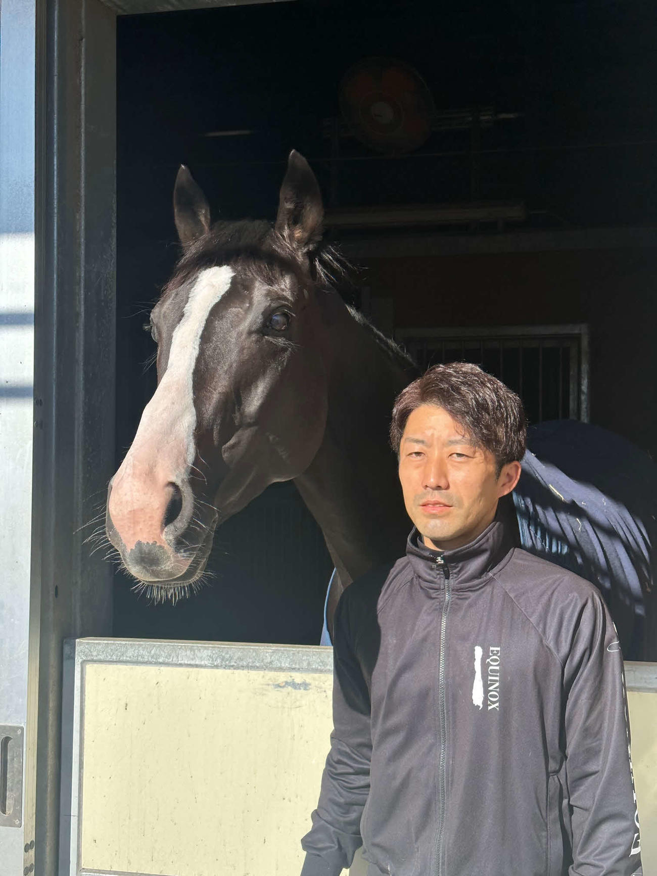 天皇賞・秋連覇を飾ったイクイノックスと担当の楠助手
