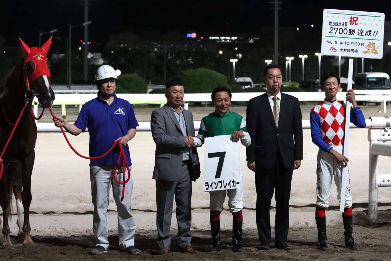大井9Rで地方競馬通算2700勝を達成した川崎の今野忠成騎手（右から3人目）