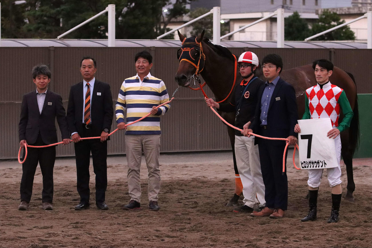 大井5Rをヒロシゲサウザントで勝ち、けがから復帰後の初勝利を挙げ記念撮影に納まる矢野騎手（右端）