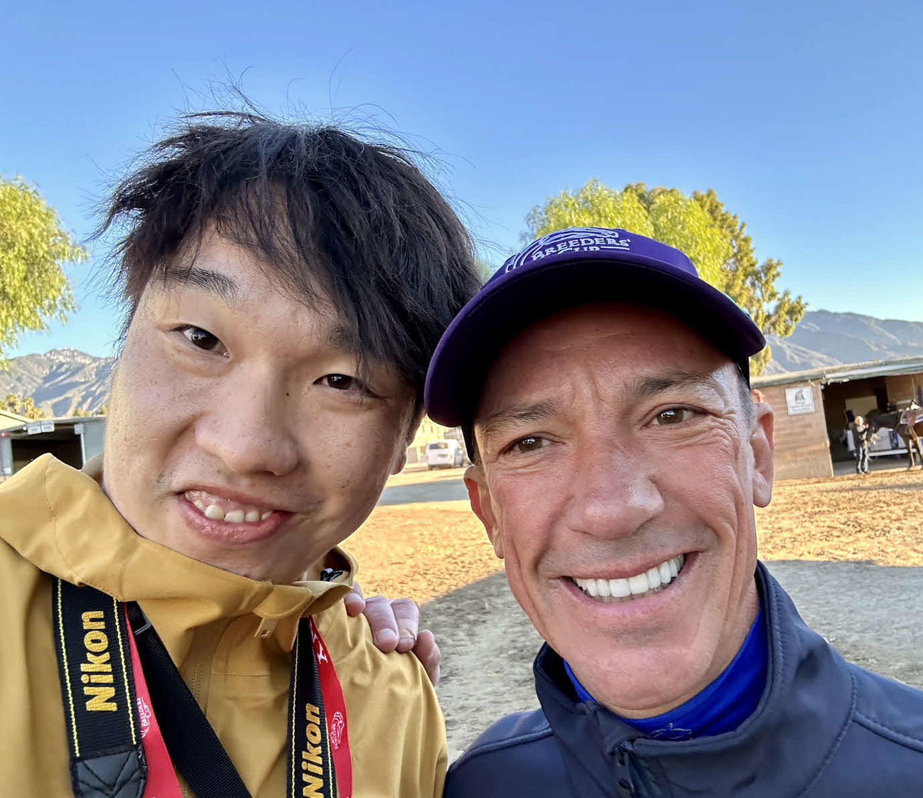 現地10月31日、笑顔で写真に納まるデットーリ騎手（右）と藤本真育記者