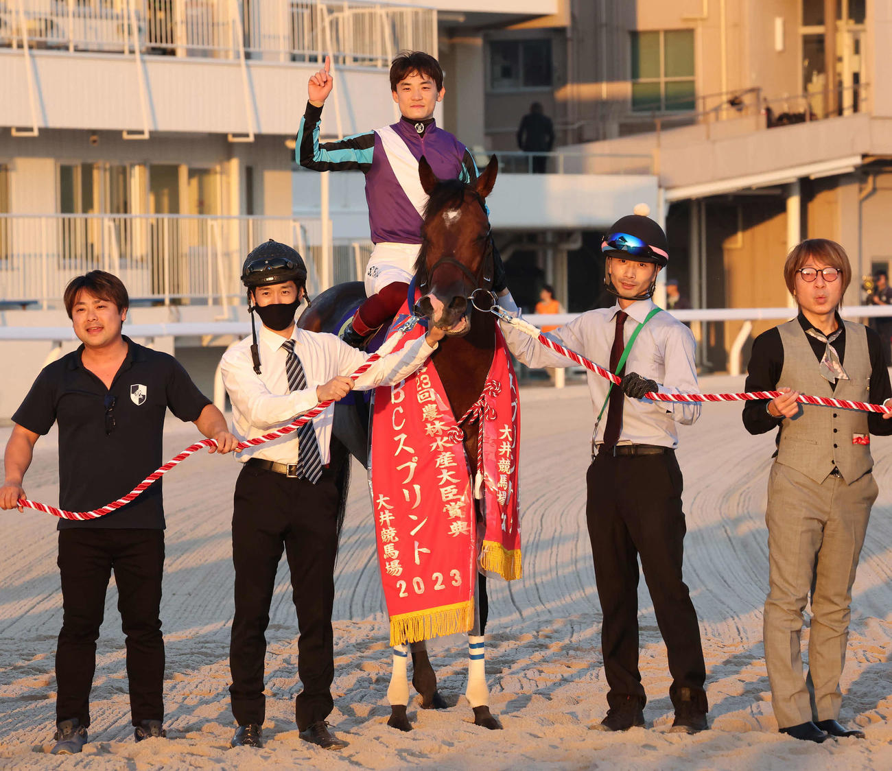 JBCスプリントを制してイグナイターに騎乗して口取りに臨む笹川騎手（撮影・丹羽敏通）