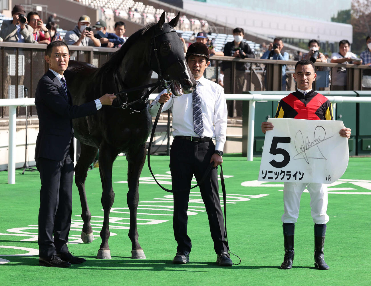 東京1R、2歳未勝利戦を制したソニックラインの口取りをする木村師とモレイラ騎手（撮影・丹羽敏通）
