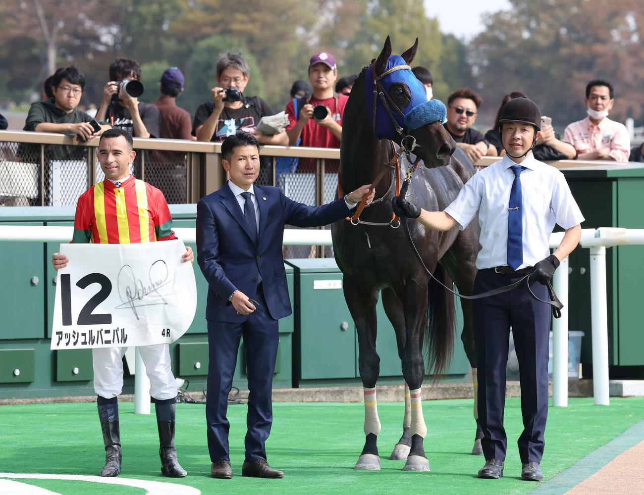 東京4R、2歳新馬戦を制したアッシュルバニパルの口取りをするモレイラ騎手と田中博師（撮影・丹羽敏通）