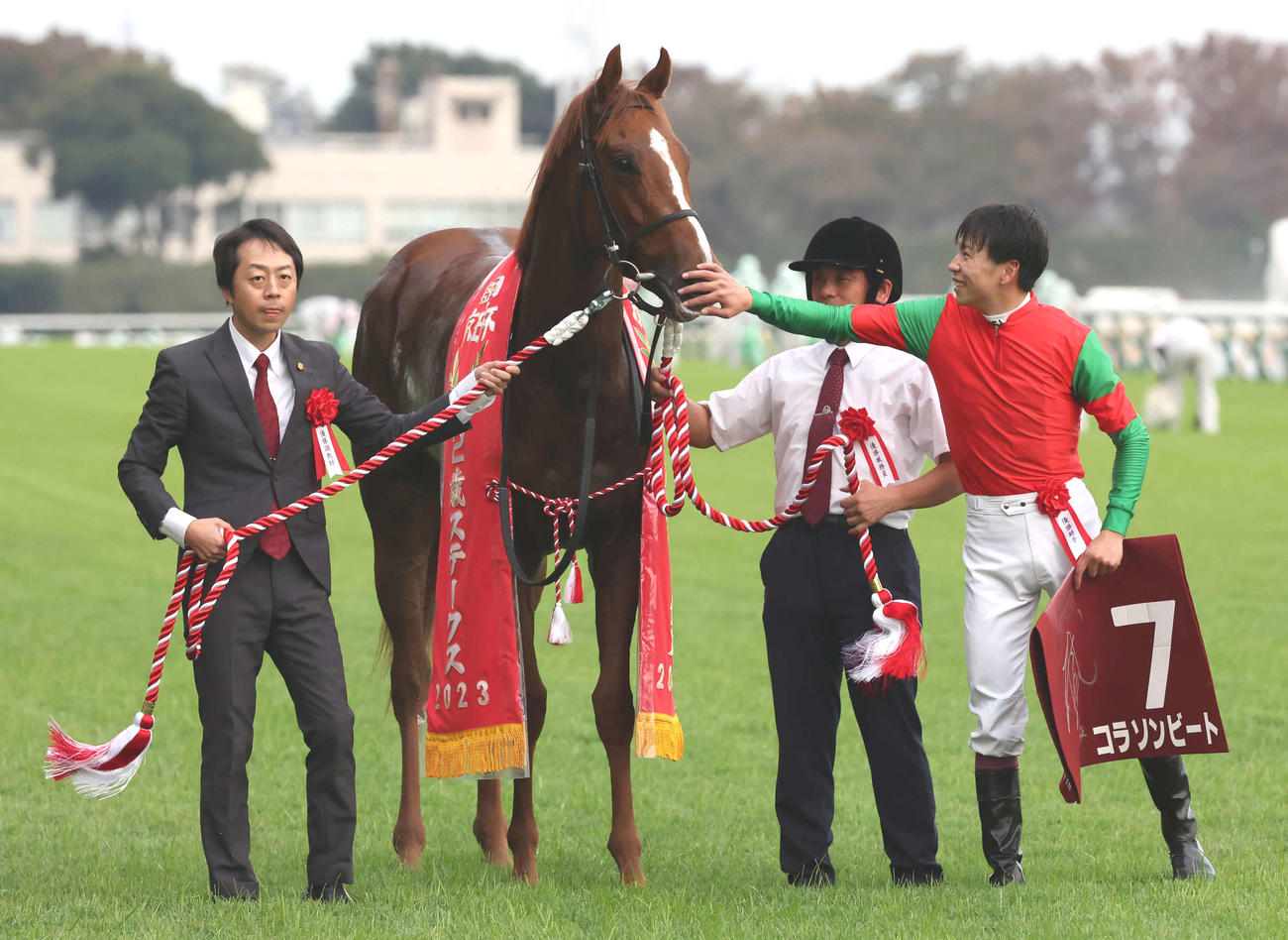 京王杯2歳Sを制したコラソンビートの口取りをする加藤士師と横山武騎手（撮影・丹羽敏通）
