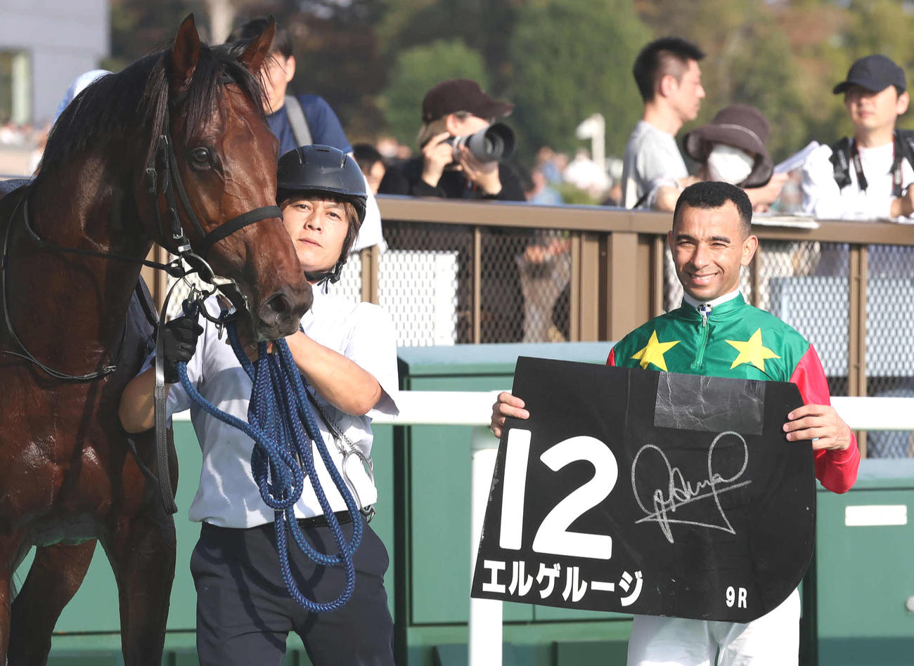 神奈川新聞杯を制したエルゲルージの口取りをするモレイラ騎手（撮影・丹羽敏通）