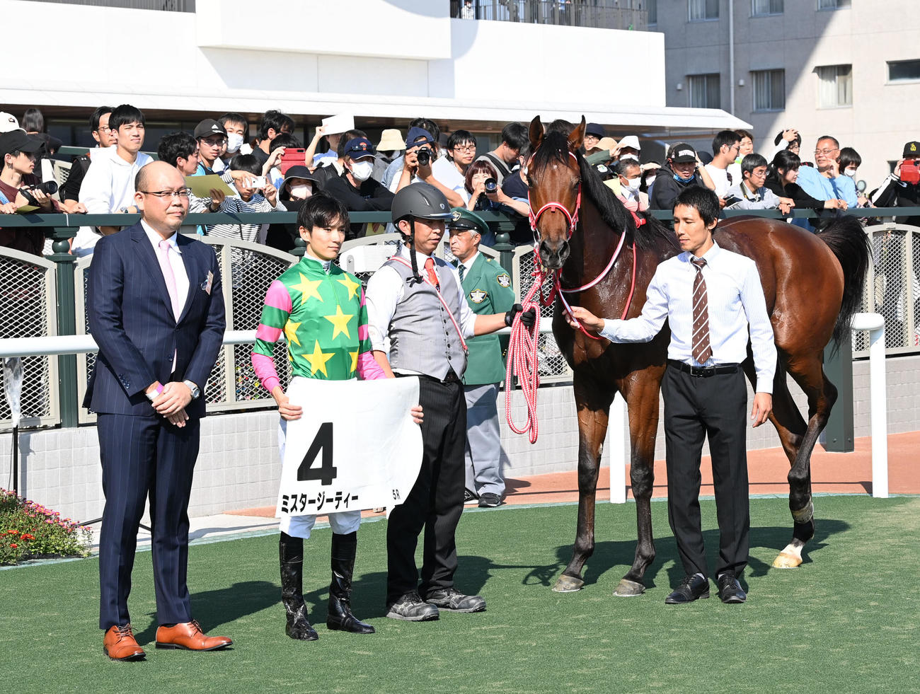 京都5R新馬戦を制したミスタージーティーと坂井騎手（撮影・前岡正明）