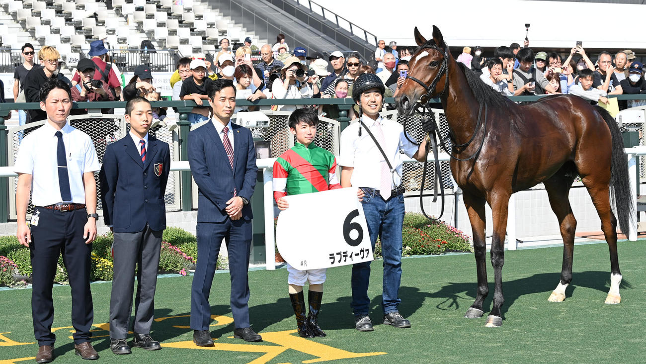 新馬戦を制したラブディーヴァと松若騎手（撮影・前岡正明）