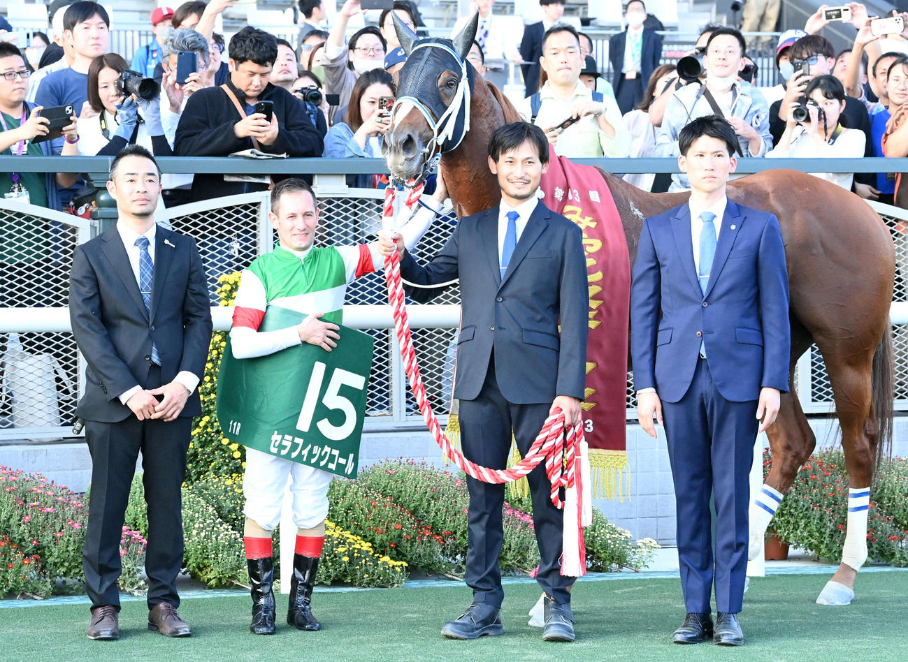 みやこステークスを制したセラフィックコールとM・デムーロ騎手（撮影・前岡正明）