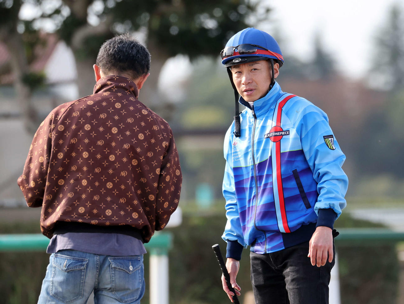 大竹正博調教師（左）と話す池添謙一騎手（撮影・鈴木正人）