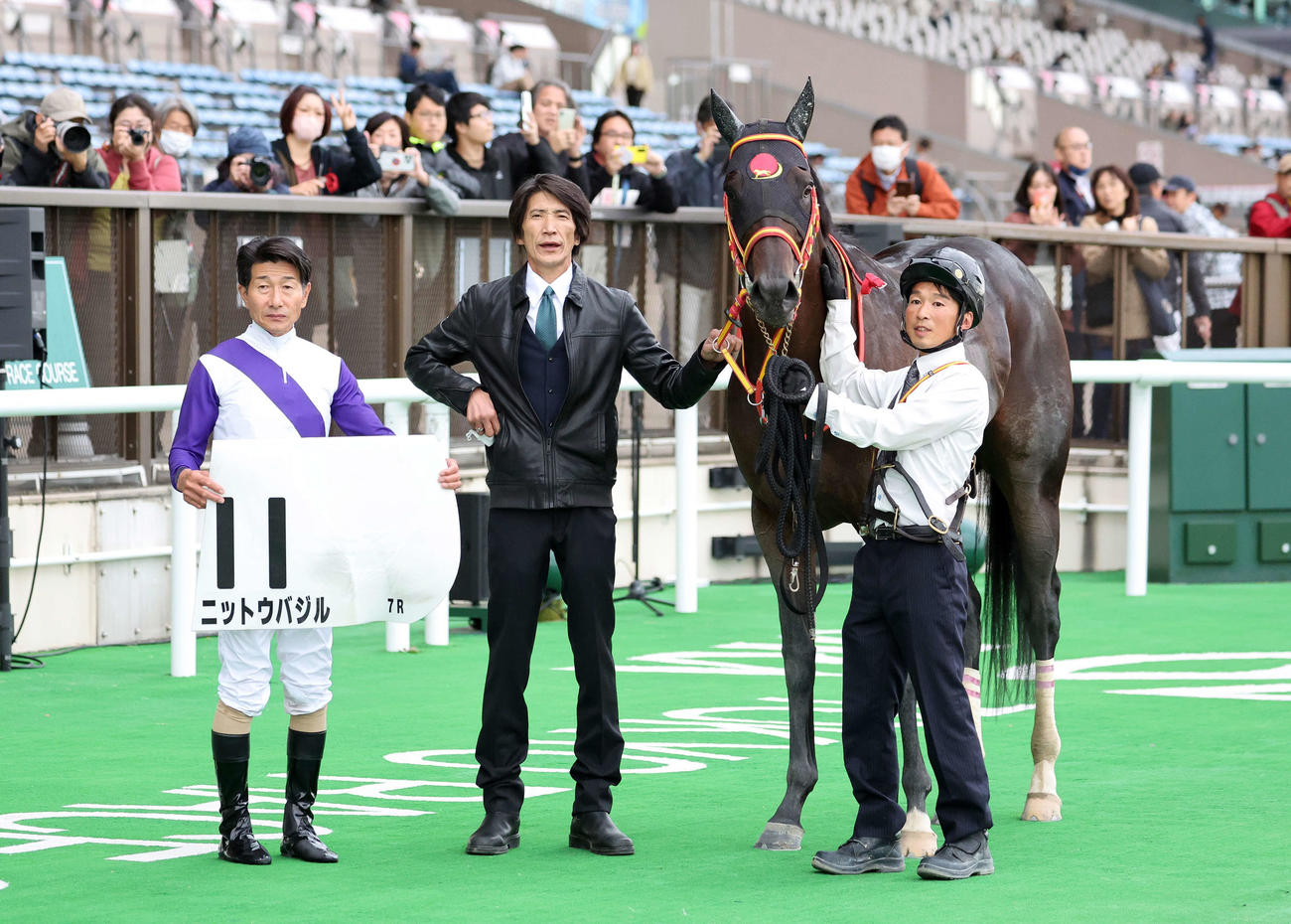 東京7R・1勝クラスを制したニットウバジルと柴田善臣騎手（撮影・鈴木正人）