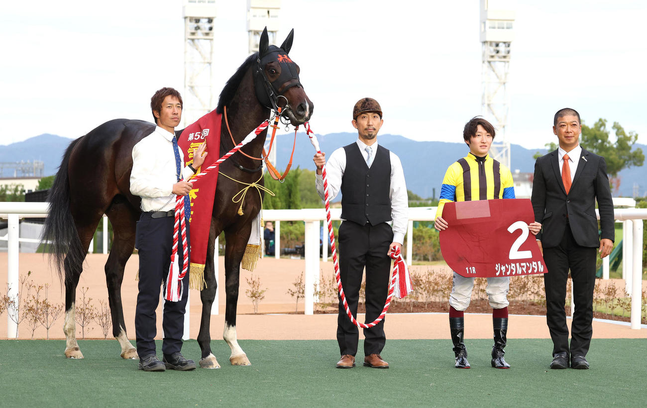デイリー杯2歳Sを快勝したジャンタルマンタルと口取りに並ぶ鮫島駿騎手（右から2人目）（撮影・白石智彦）