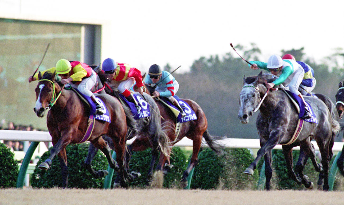 91年有馬記念を制したダイユウサクと熊沢重文騎手（左）。右端はメジロマックイーンと武豊騎手