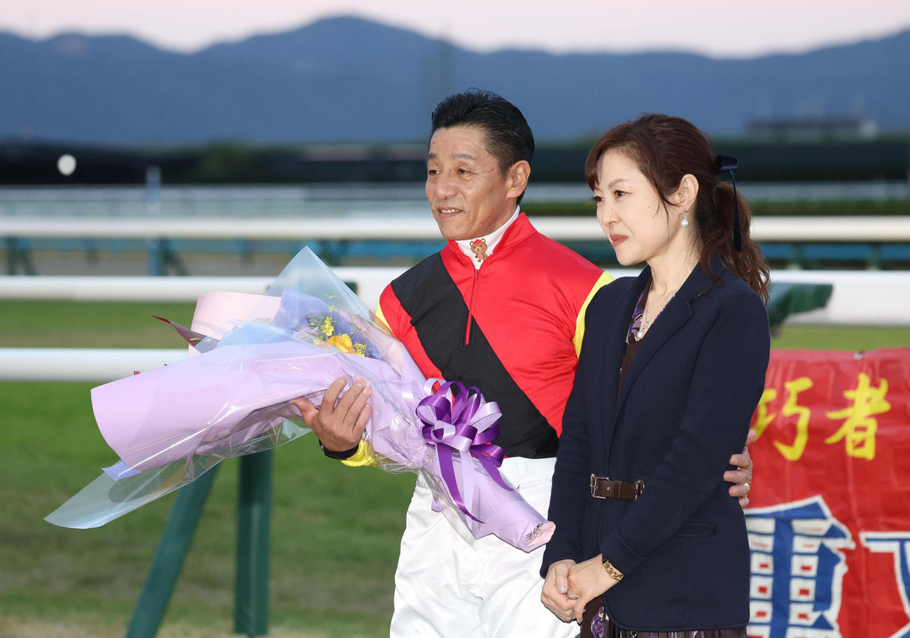 引退式で記念写真に納まる熊沢騎手（左）と映子夫人（撮影・白石智彦）