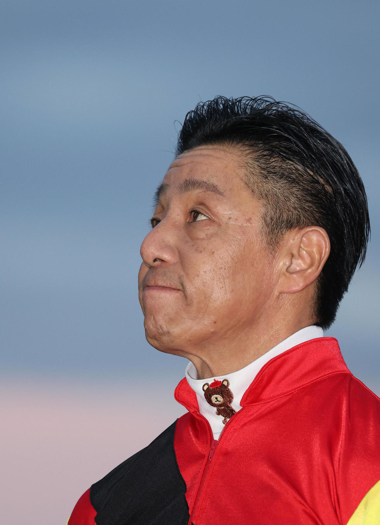 引退式で空を見上げる熊沢騎手（撮影・白石智彦）