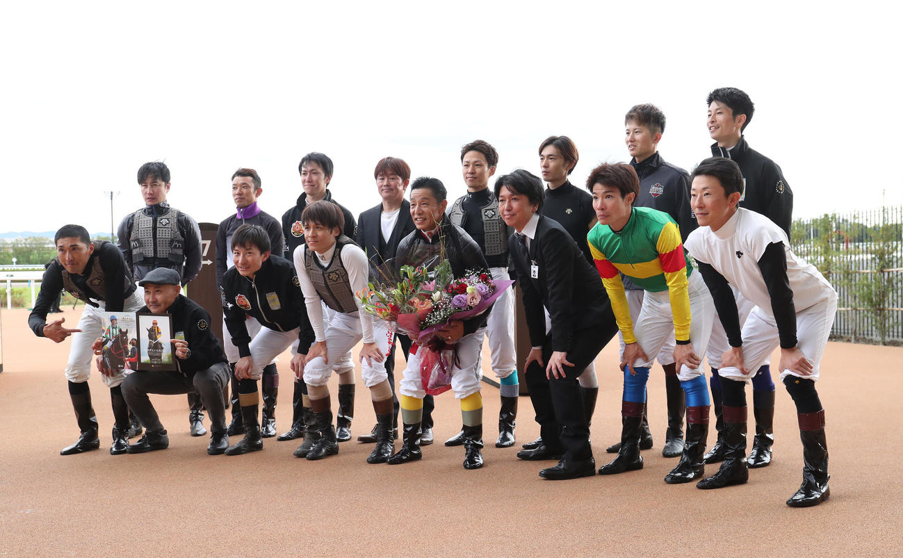 引退する熊沢騎手（前列右から4人目）と記念写真に納まる障害騎手仲間（撮影・白石智彦）