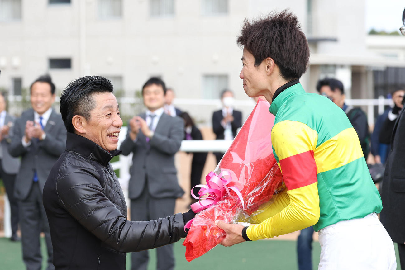 エコロデュエルで京都ジャンプSを制した草野騎手（右）に花束を贈呈するプレゼンターの熊沢騎手