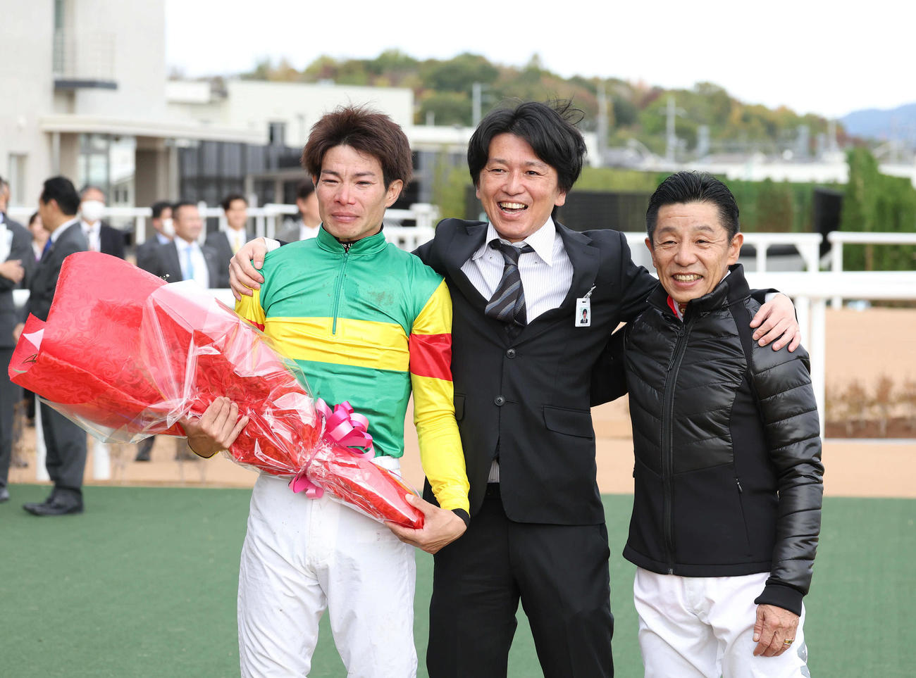 京都ジャンプSを制した草野騎手（左）と記念写真に納まる白浜騎手（中央）と熊沢騎手（撮影・白石智彦）