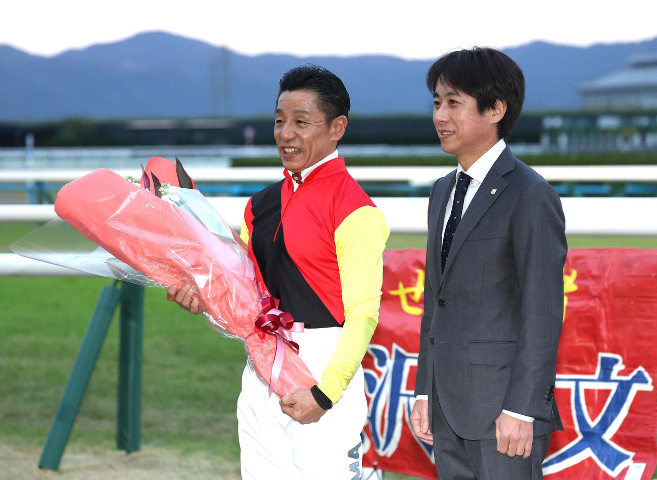 引退式で記念写真に納まる熊沢騎手（左）と競馬学校同期の松永幹師（撮影・白石智彦）